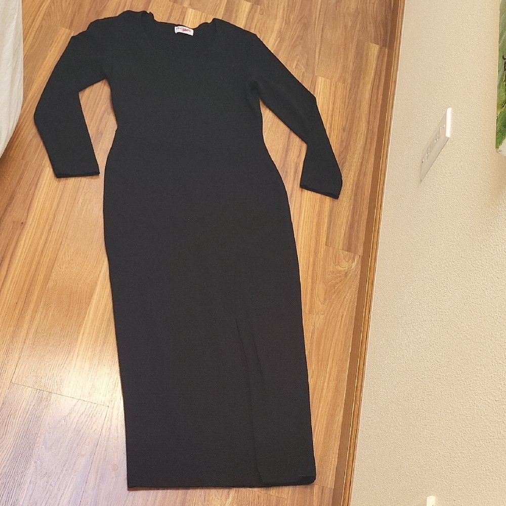 Classic Black Long-Sleeve Maxi Dress — Timeless Everyday Style